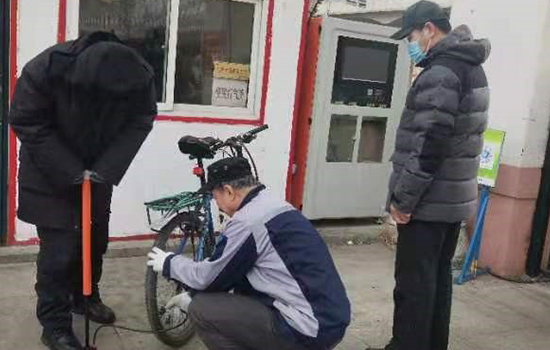 政兴物业崇山公务员住宅项目设立便民服务台--学习雷锋，，，，，，不只是口号，，，，，，更是行动